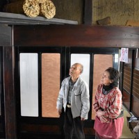 田の神様が宿る「依代」（よりしろ）の俵を見上げる森川祐征さんと妻の美恵子さん＝石川県穴水町で2024年2月14日午前11時39分、国本ようこ撮影