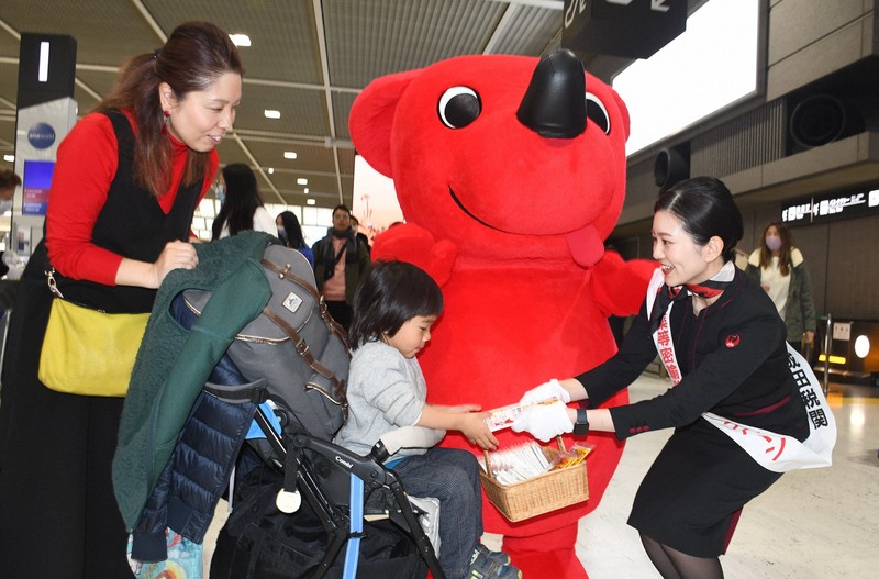 旅客らに不正薬物の密輸防止を呼びかける航空会社の客室乗務員（右）と「チーバくん」＝千葉県成田市の成田空港で2024年3月6日午後4時16分、中村宰和撮影