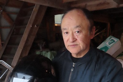 「小屋にあったヘルメットをかぶっていれば傷を軽くできたかもしれない」と振り返る湊屋啓二さん＝北秋田市で2024年1月23日、工藤哲撮影