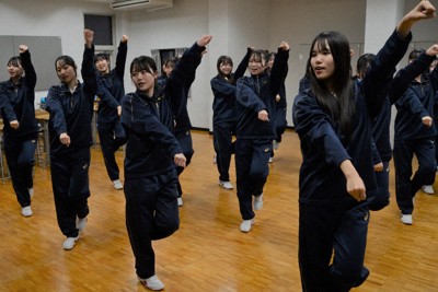 センバツ高校野球 山梨学院 チアリーダー部、練習に熱 「スタンドから