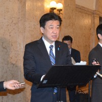 ブルーインパルスの能登半島地震被災地での飛行などを説明する木原稔防衛相＝国会で2024年3月8日午前8時49分、松浦吉剛撮影