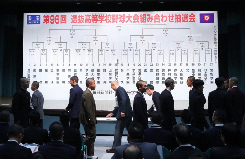 開会式での選手宣誓を決めるくじを引く主将たち＝大阪市北区の毎日新聞大阪本社オーバルホールで2024年3月8日午前9時42分、長谷川直亮撮影