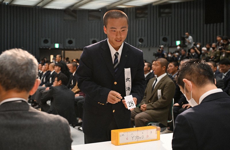 組み合わせ抽選会で札を引く北海の金沢光流主将＝大阪市北区の毎日新聞大阪本社オーバルホールで2024年3月8日午前9時39分、大西岳彦撮影