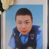 佐藤安博さんの自宅に置かれた、警察官の制服姿の雄太さんの写真＝福島市で2024年2月2日、手塚耕一郎撮影