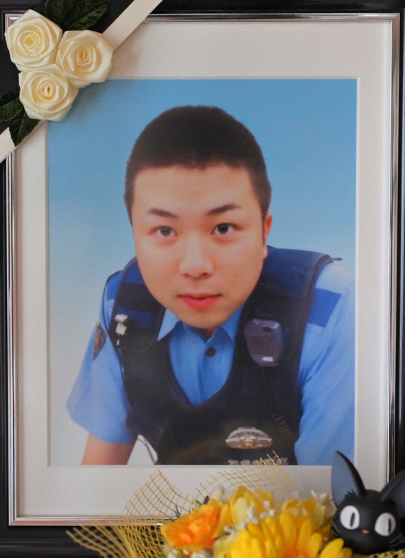 佐藤安博さんの自宅に置かれた、警察官の制服姿の雄太さんの写真＝福島市で2024年2月2日、手塚耕一郎撮影