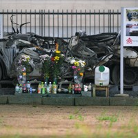 双葉警察署隣の公園に移され、震災遺産として公開されたパトカー。脇に設置されたポストには、殉職した警察官2人に宛てられた数多くのメッセージが入れられた＝福島県富岡町で2017年8月17日、手塚耕一郎撮影