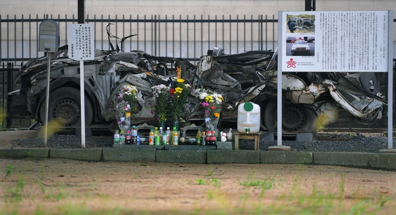 双葉警察署隣の公園に移され、震災遺産として公開されたパトカー。脇に設置されたポストには、殉職した警察官2人に宛てられた数多くのメッセージが入れられた＝福島県富岡町で2017年8月17日、手塚耕一郎撮影