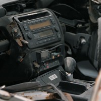 展示されたパトカーの内部。繰り返し保存処理を行っているが、現在も内部から大量の砂が出てくるという＝福島県富岡町のとみおかアーカイブミュージアムで2024年2月1日、手塚耕一郎撮影