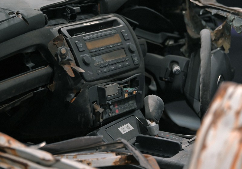 展示されたパトカーの内部。繰り返し保存処理を行っているが、現在も内部から大量の砂が出てくるという＝福島県富岡町のとみおかアーカイブミュージアムで2024年2月1日、手塚耕一郎撮影