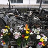 双葉警察署隣の公園に移され、震災遺産として公開されたパトカー。富岡町は2017年3月、東日本大震災と原発災害によって生じた痕跡や被災物、景観や情報など、多岐にわたる震災遺産を保全・活用する条例を制定した＝福島県富岡町で2017年8月17日、手塚耕一郎撮影