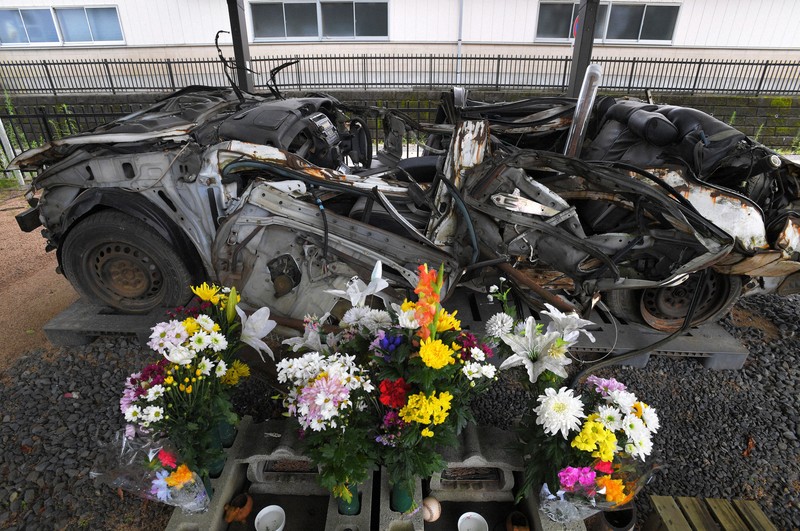 双葉警察署隣の公園に移され、震災遺産として公開されたパトカー。富岡町は2017年3月、東日本大震災と原発災害によって生じた痕跡や被災物、景観や情報など、多岐にわたる震災遺産を保全・活用する条例を制定した＝福島県富岡町で2017年8月17日、手塚耕一郎撮影