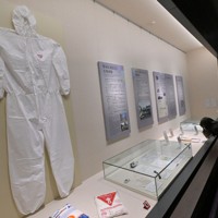 町の歴史とともに、東日本大震災の震災遺産を収集、展示している「とみおかアーカイブミュージアム」。防護服など、原子力災害に関連する資料も多数展示されている＝福島県富岡町で2024年2月1日、手塚耕一郎撮影