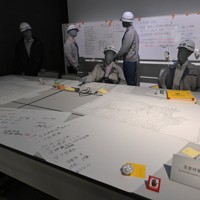 東日本大震災の発生時の、富岡町の災害対策本部を再現した展示＝福島県富岡町のとみおかアーカイブミュージアムで2024年2月1日、手塚耕一郎撮影