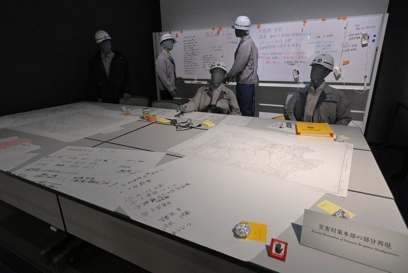 東日本大震災の発生時の、富岡町の災害対策本部を再現した展示＝福島県富岡町のとみおかアーカイブミュージアムで2024年2月1日、手塚耕一郎撮影