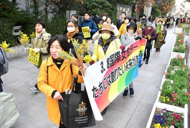 変わろう、変えよう：国際女性デー2024 ミモザの花を手に、性差別撤廃