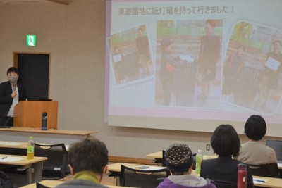 継続的な防災教育について発表する神戸市立福田中学校の宇都めぐみ教諭（左端）＝愛媛県西予市で、山中宏之撮影