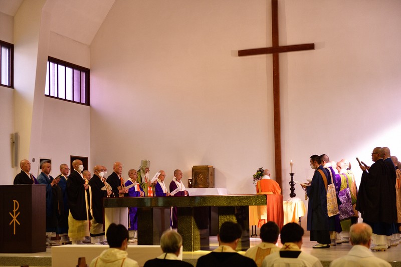 東日本大震災13年、宗派超え祈る 鎌倉の教会に響く読経や聖歌 | 毎日新聞