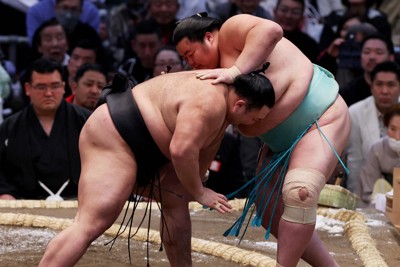 朝乃山（左）が押し出しで琴ノ若を破る＝エディオンアリーナ大阪で2024年3月11日、滝川大貴撮影