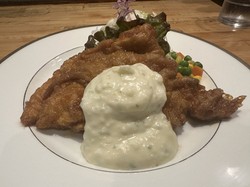 宮崎グルメの一つであるチキン南蛮＝宮崎市の洋食専門店「グリル爛漫」で（記事中の写真はすべて筆者提供）