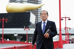 アサヒビール本社前に立つ福地茂雄氏＝東京都墨田区で2013年6月11日、須賀川理撮影