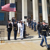 米国防総省前で整列する米軍の儀仗隊＝秋山信一撮影