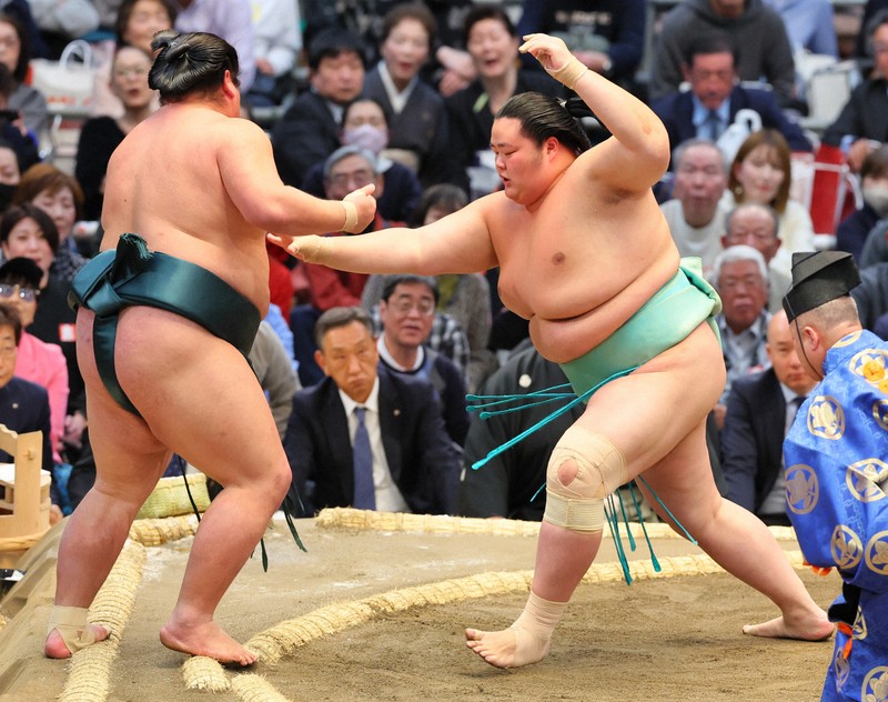 琴ノ若（右）が突き出しで錦木を降す＝エディオンアリーナ大阪で2024年3月12日、長谷川直亮撮影