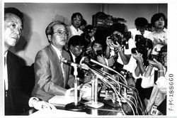 1991年に発覚した損失補塡問題は多くの証券会社が関わり、補塡先リストが公表された。写真は当時の4大証券の損失補塡先を発表する日本証券業協会の幹部＝1991年7月29日