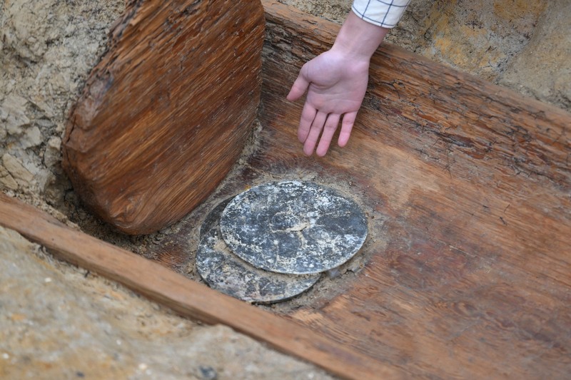 富雄丸山古墳で青銅鏡3枚など確認 当時の埋葬状況解明なるか 奈良