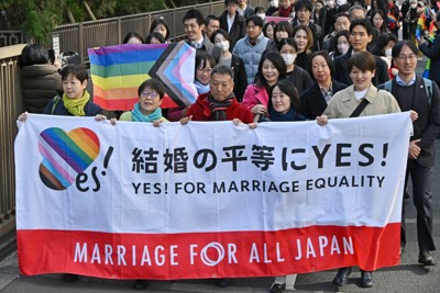 東京地裁に向かう原告団＝東京都千代田区で2024年3月14日午前9時52分、三浦研吾撮影