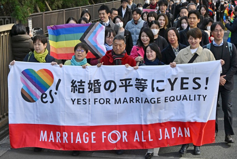 東京地裁に向かう原告団＝東京都千代田区で2024年3月14日午前9時52分、三浦研吾撮影