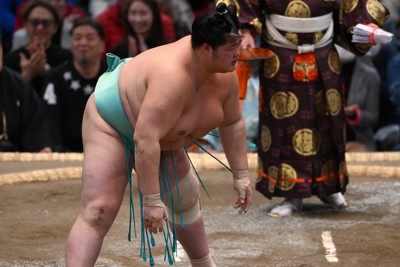 宇良に敗れて厳しい表情の琴ノ若＝エディオンアリーナ大阪で2024年3月14日、久保玲撮影
