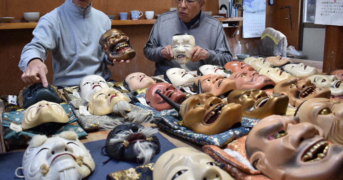 亡父の労作、能面を寄贈 鳥羽の陶芸家 能楽保存会へ約30点 子どもたち