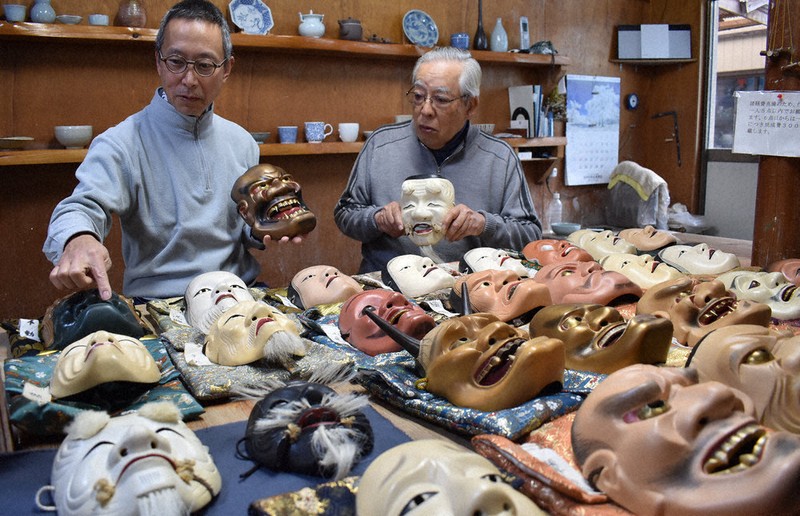 亡父の労作、能面を寄贈 鳥羽の陶芸家 能楽保存会へ約30点 子どもたち