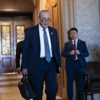 イスラエルで新たに選挙を実施するよう求める演説をした後、議場を離れる上院民主党トップのシューマー院内総務＝2024年3月14日、AP