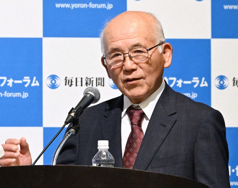 「毎日・世論フォーラム」で講演する羽毛田信吾・元宮内庁長官＝福岡市中央区で2024年3月15日、徳野仁子撮影