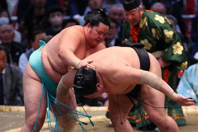 琴ノ若（左）が阿炎を突き落としで降す＝エディオンアリーナ大阪で2024年3月15日、三村政司撮影