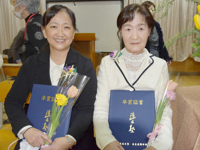 ‪*読様 【激レア】ナユタの卒業式　学生証、教員証　2枚セット あの時の卒業証書を」 コロナ禍で式典できず…4年越しで実現 | 毎日新聞