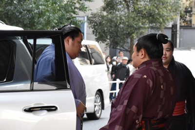 春場所会場のエディオンアリーナ大阪に着いた大関・琴ノ若（左）を迎える付け人の琴ノ藤（右から2人目）＝大阪市浪速区で2024年3月16日午後2時43分、吉見裕都撮影