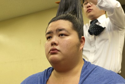 7日目を終え、支度部屋で報道陣の質問に答える琴ノ若＝エディオンアリーナ大阪で2024年3月16日、西村剛撮影