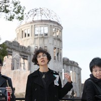 パレスチナ自治区ガザ地区の犠牲者を追悼するイベントを呼びかけたレベッカ・マリア・ゴールドシュミットさん（中央）＝広島市中区の平和記念公園で2023年11月29日午後3時5分、中川祐一撮影
