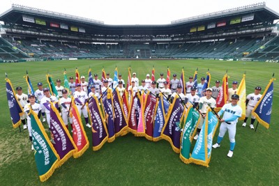 甲子園でセンバツ開会式のリハーサル、32校の選手参加 18日開幕 | 毎日新聞