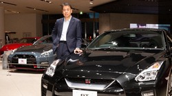 日産自動車の内田誠社長と日産が誇るGT-R＝横浜市の同本社で2021年8月17日