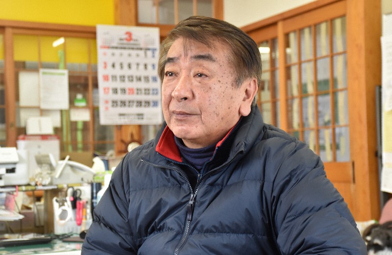 センバツの開会式で、甲子園のグラウンドに立つ日本航空石川の選手たちを避難所のテレビで見守る古谷裕さん＝石川県輪島市西脇町の河原田公民館で2024年3月18日午前9時21分、川地隆史撮影