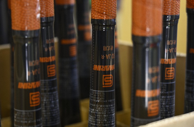 工場で製造され、完成して並べられる金属バット。新基準のバットには品番の最後に「R」がつけられている＝横浜市金沢区で2024年2月27日午後3時11分、藤井達也撮影