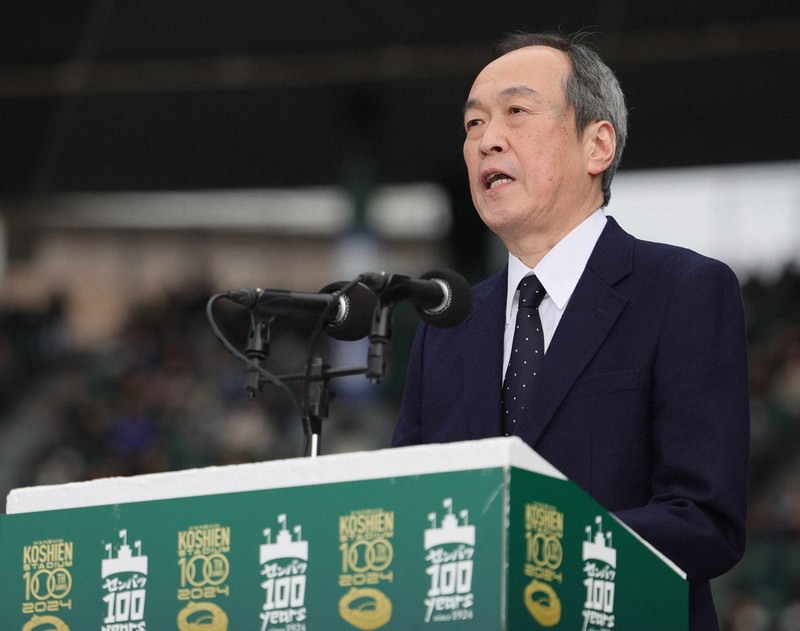 開会式であいさつをする大会会長の松木健・毎日新聞社社長＝阪神甲子園球場で2024年3月18日、吉田航太撮影