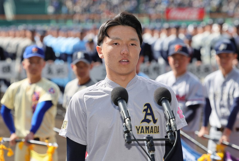開会式で選手宣誓をする青森山田の橋場公祐主将＝阪神甲子園球場で2024年3月18日、吉田航太撮影