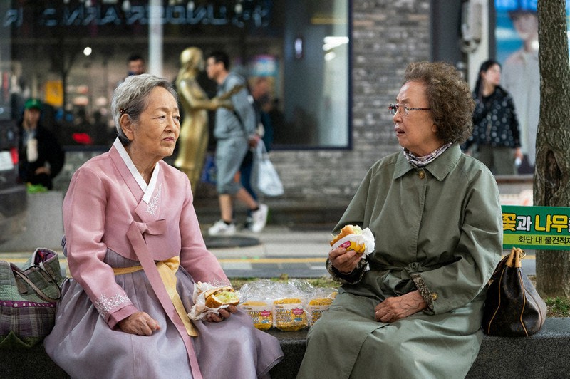 高齢者「自己犠牲」描く日韓2作 議論が開く「救いの道」 | 毎日新聞