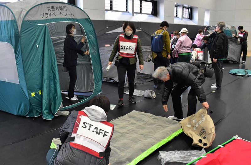 福岡市の市民総合防災訓練で、テントやエアベッドを組み立てる参加者ら＝福岡市中央区で2024年3月2日、竹林静撮影