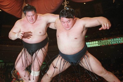2000年初場所で横綱・貴乃花（右）を寄り倒しで破る前頭・琴ノ若＝岩下幸一郎撮影