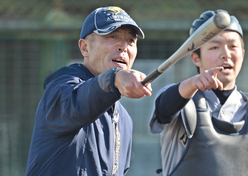 選手に指示を出す京都外大西の上羽功晃監督＝京都市西京区で2024年2月12日、山崎一輝撮影